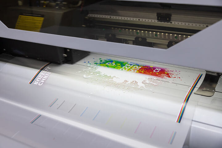 Bedrukking van een transfervel dtf-printer-productie