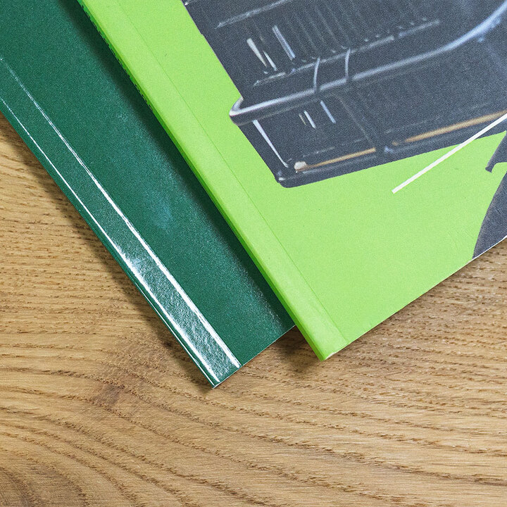 Tijdschrift maken met geniete rug